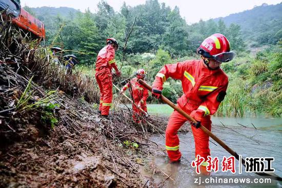 消防参与防台。浙江台州消防供图