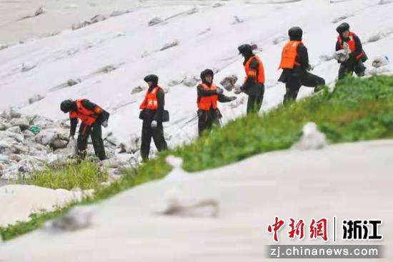 武警官兵接力运输。嘉兴支队提供