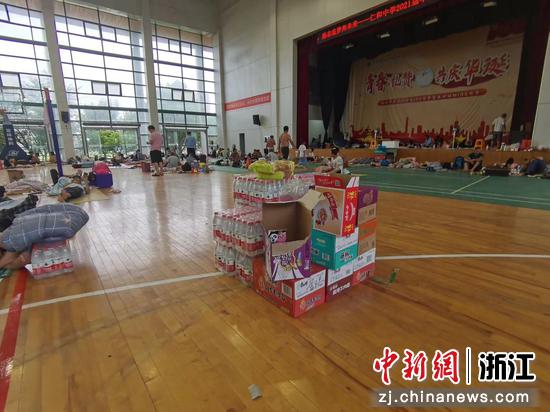 湖杭铁路为转移的施工人员准备食物和水。浙江省交通集团湖杭铁路 供图