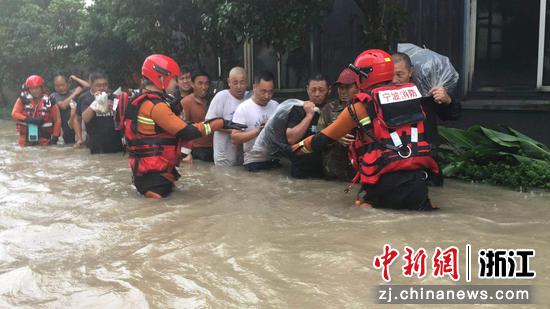 图为海曙救援大队消防人正在救援。邓锦荣 摄