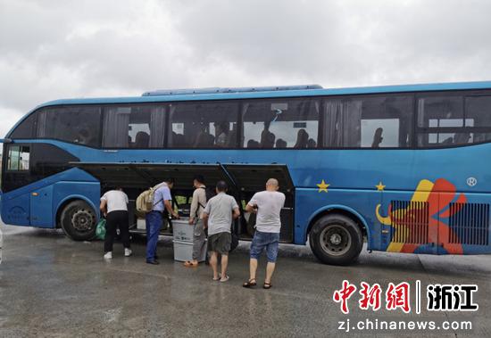 转移施工人员。杭绍甬高速公司 供图