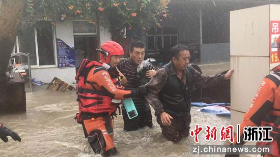 图为海曙救援大队消防人正在救援。邓锦荣 摄