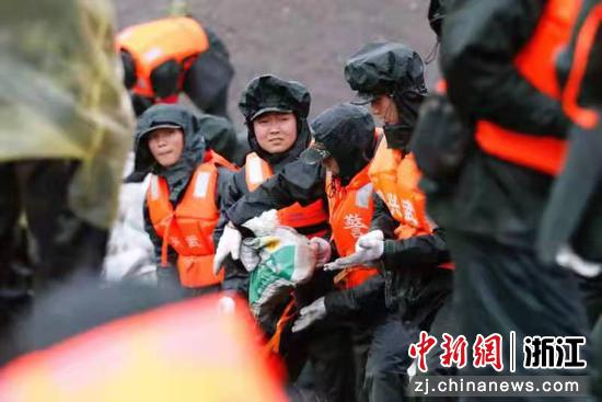 武警官兵接力运输。嘉兴支队提供