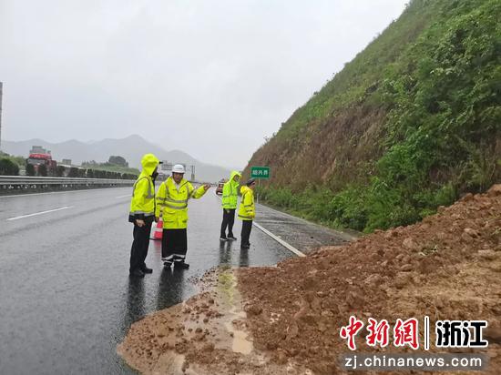 　　 7月24日，杭州绕城高速西复线温向K139因暴雨引发局部山体塌方。浙江省交通集团顺畅养护公司 供图