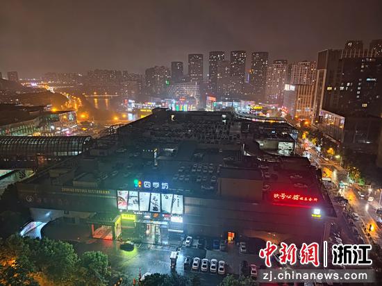 为了避险，绍兴迪荡新城世贸商业综合体楼顶的公共停车场停满了车辆。樊其翔 摄