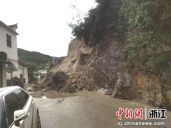 浦江县中余乡冷坞村通村道路东侧变形山体。  薛勇伟 摄