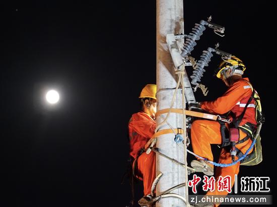 电力工作人员进行夜间抢修。 刘鑫 摄