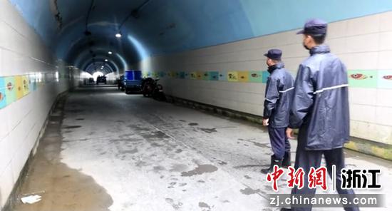 嵊泗民警在隧道口上演救援接力 顾家承供图