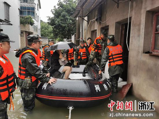武警转移民众 武警绍兴支队 供图
