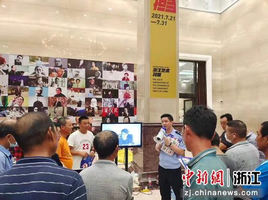 民警在安置点宣讲防诈知识。 杭州公安 供图