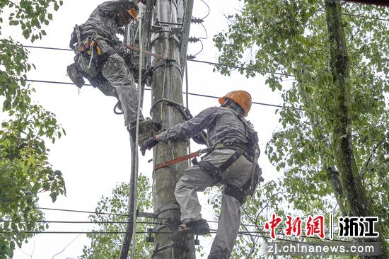 电力修复现场  张圆 摄