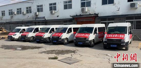 通过多方协调，天润乳业在河南郑州紧急调配9辆物资车、组织14人次紧急赶往新乡支援。　天润乳业供图