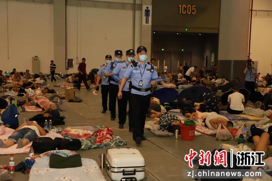 民警巡查安置点。 杭州公安 供图