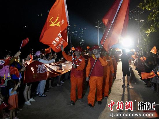 民众自发欢送将要执行下一场救援任务的国网衢州供电公司援豫救援队。 卢奇正 摄
