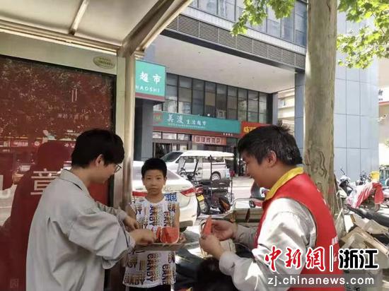 河南民众为国网金华供电公司援豫救援队送西瓜。 林博文 摄