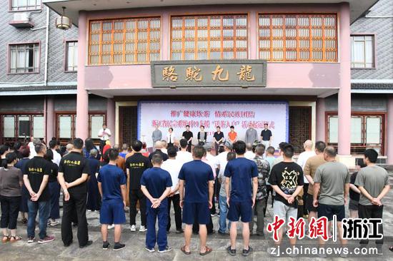 “送茶入户”活动起运仪式现场。 
 蓝王燕 摄
