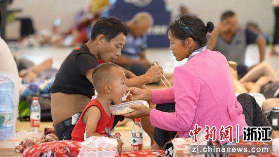 安置点内的民众 吴轩 摄