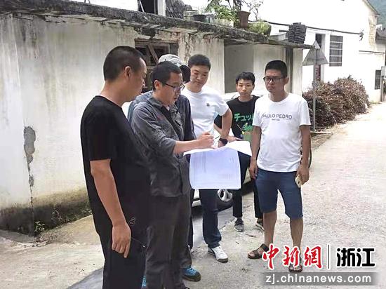 浦江县自然资源和规划局工作人员实地调查分析。  陈如柏 摄