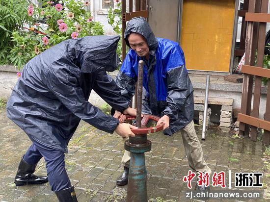 党员志愿者蒋国树日夜坚守排涝泵站  吴轩 摄