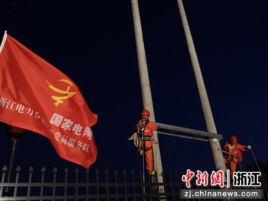 国网衢州供电公司援豫救援队夜间作业。 卢奇正 摄