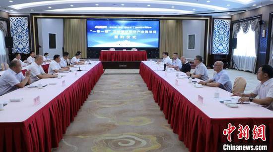 25日，新疆博乐市与深圳正威（国际）集团石材循环经济产业园项目签约仪式在乌鲁木齐举行。　王小军　摄
