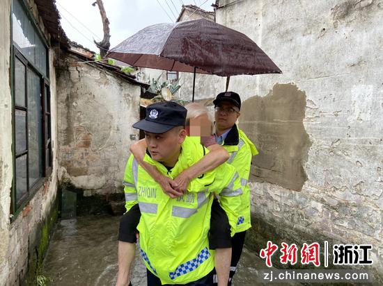 民警转移受困人员。 杭州公安 供图