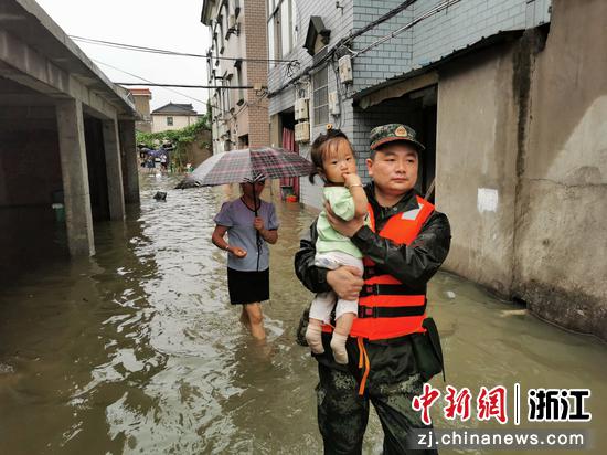 风雨里，兵哥哥守护小女孩 武警绍兴支队 供图