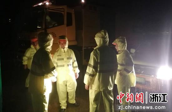 台州公路应急保障队连夜驰援余姚  蒋尚建 摄