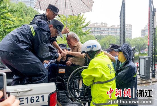 众人在转移民众 吴轩 摄