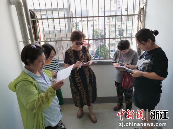 双荡弄社区居民正准备开展楼道清扫工作。  拱墅区委宣传部 供图