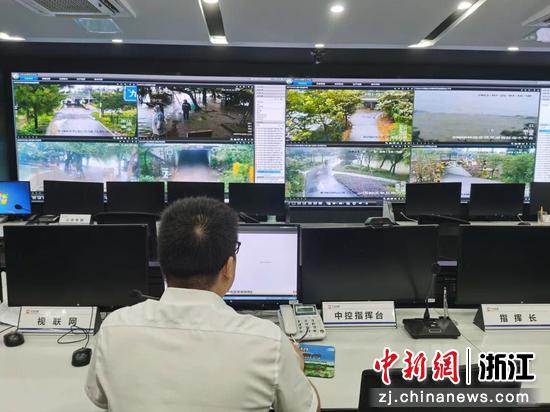 工作人员正通过数据平台了解信息  徐卉 供图