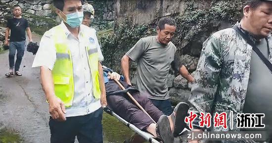 转移民众至安置点  宁波军分区供图