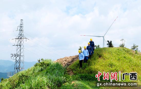 广西柳州市融安县白云岭风电场已建成风力发电机42座，每年将有2.68亿千瓦时绿色清洁能源送向千家万户，减少二氧化碳排放26.72万吨。 邹振远  摄