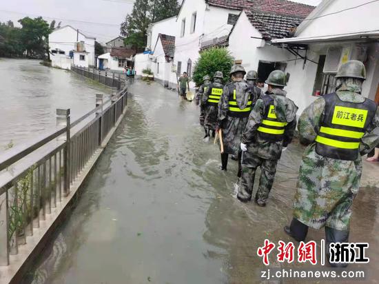 前江应急救援队转移民众  前江街道供图