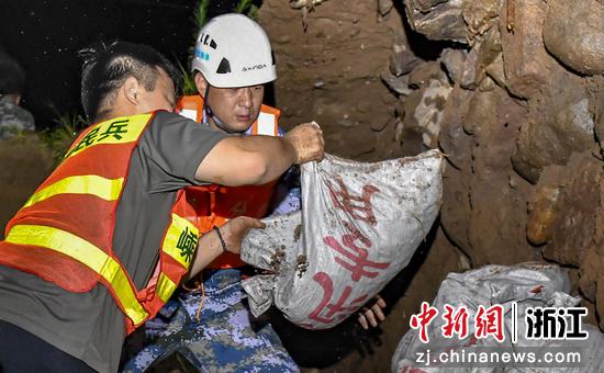 民兵等装填沙包防汛 张亮宗 摄