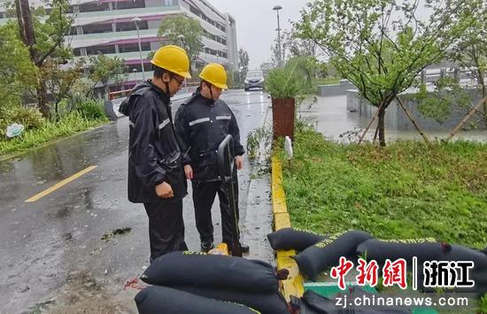 翁浙崴奔波在抗台救险的路上 
 前江街道供图