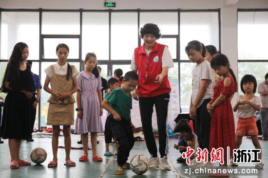 党员志愿者陪伴小朋友玩游戏 何伟卫 摄