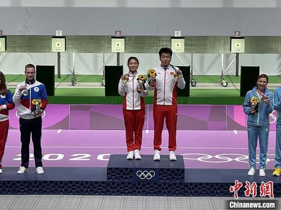 姜冉馨/庞伟在领奖台上展示金牌。中新社记者 宋方灿 摄