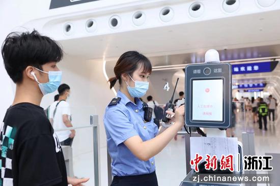 工作人员在站内服务旅客。  叶颖 摄 