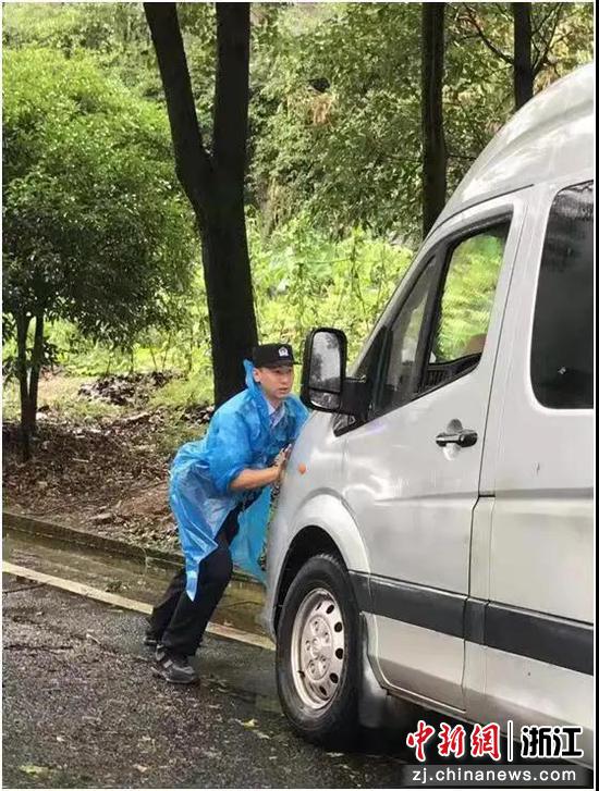 民警协助车主推车 新昌警方 供图