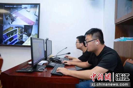 工作人员正通过平台监测台风情况 徐卉 供图