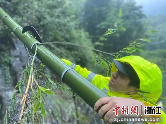 警方去除障碍物 新昌警方 供图