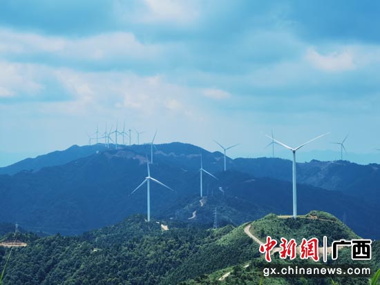 截至今年6月，广西清洁能源“风光”装机容量双增长，风电、光伏发电装机容量分别达692.1万千瓦、239.2万千瓦。邹振远 摄