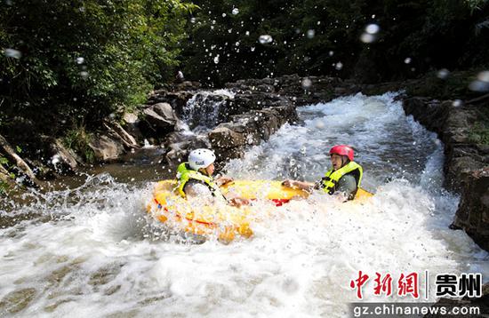 游客在贵州省黔西市中建乡中果河峡谷漂流。