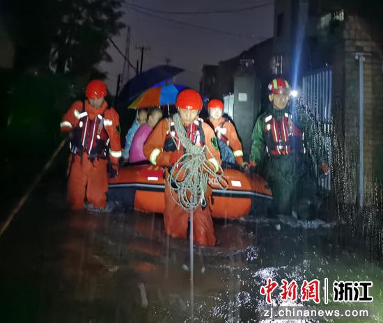 
7月26日，嘉兴市嘉善县消防救援大队消防队员连夜转移被困人员。  孙丽（通讯员） 摄