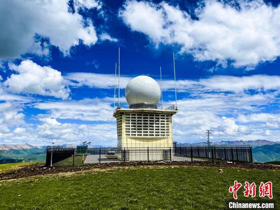 图为已投入业务试运行中的玉树新一代天气雷达站。　向亚飞　摄