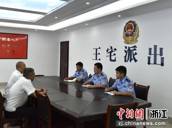 武义县烟草专卖局办案人员和武义警方开展联席会议。 
 朱箫汶 摄