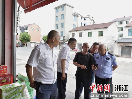 浙江武义警方和武义县烟草专卖局办案人员走访调查。 
 朱箫汶 摄
