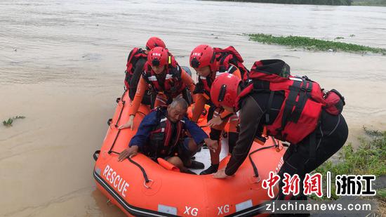 7月26日，绍兴市上虞区消防救援大队救援人员转移被积水围困的村民。  绍消 供图