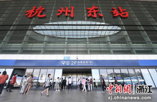 铁路运输逐步恢复，旅客在杭州东站出行。  王刚 摄